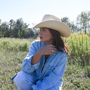 Meet your Posher, Claudia